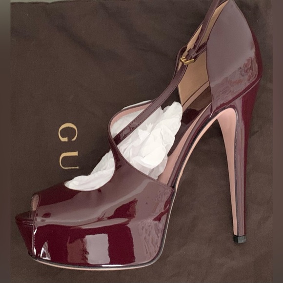 Excellent Condition, Gently Worn, Gucci, Burgundy Patent Leather Pump, Size 37/7 - Picture 6 of 15